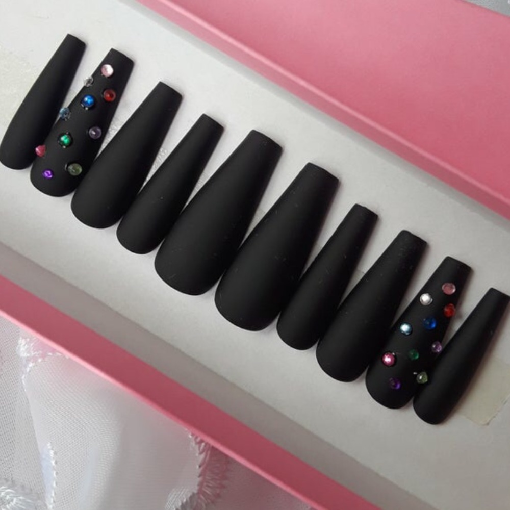 Press on nails